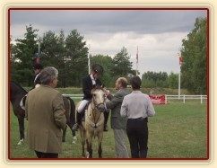 MČR pony 2004, Hradec Králové, Dekorování - bronzová medaile :-) MČR pony 2004, Hradec Králové, Dekorování - bronzová medaile :-)