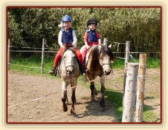 Greisy a Galen s dětmi při ježdění v kruhovce