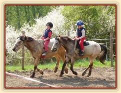 Greisy a Galen s dětmi při ježdění v kruhovce