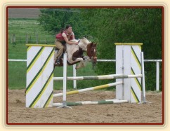 Červen 2010, parkurový trénink na kolbišti ve Všeticích, Vikina skáče s pěkným stylem