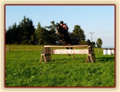 Srpen 2010, skákání na jízdárně v Čeleticích, oxer 120cm vysoký