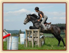 Rybíz jede malý parkurek. Olga a Věra Procházková