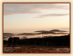 Ranní mlhy v údolí, východ slunce