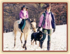 Greisy s Radkou a Adélou v Karlštejně krátce potom, co jsme ji koupili. Radka v té době teprve začínala jezdit.