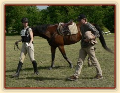 Spokojený jezdec a unavený kůň po crossu