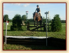 Trénink terénních skoků, skok přes kozu, v popředí je vidět seskok do jámy