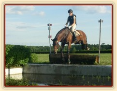 Trénink terénních skoků, seskok do vody přes kládu