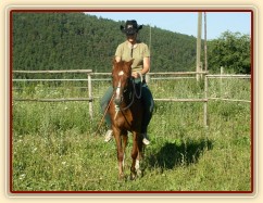 Janek a jedno z jeho prvních vykročení s jezdcem na zádech.