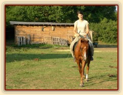 Janek jde na jízdárnu, v pozadí naše "bouda" pro koně :-)