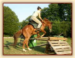 Janek skáče skoky na jízdárně