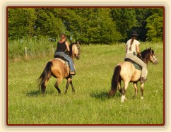 Keisy na vyjížďce se svou majitelkou, a bude se konečně cválat:-)