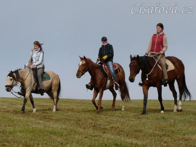 Im Docs Snow Queen, čtyřletá klisna Appaloosa, na vyjížďce se svou majitelkou, ve společnosti Galena a Agáty