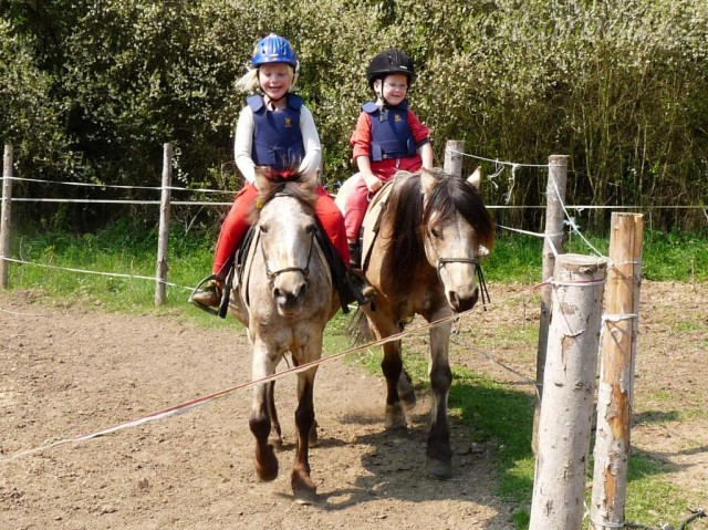 Greisy a Galen s dětmi při ježdění v kruhovce