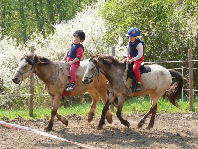 Greisy a Galen s dětmi při ježdění v kruhovce