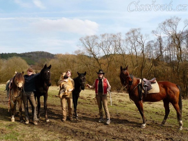 Společné foto našeho "zvěřince" i s lidským osazenstvem