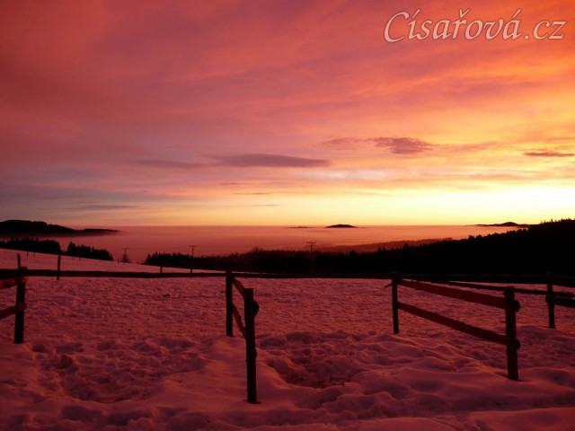 Východ slunce barví mlhu a nebe do neskutečných barev