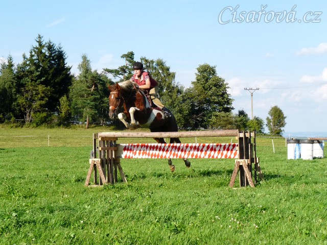 Září 2010, trénink skákání doma v Čeleticích, oxer 120cm