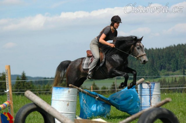 Rybíz jede malý parkurek. Olga a Věra Procházková