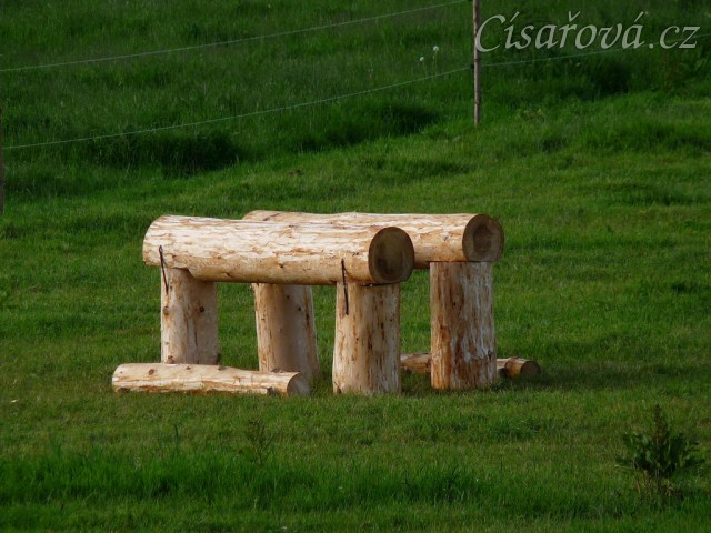 12.6.2011 - postavili jsme nový terénní skok, mohutný oxer