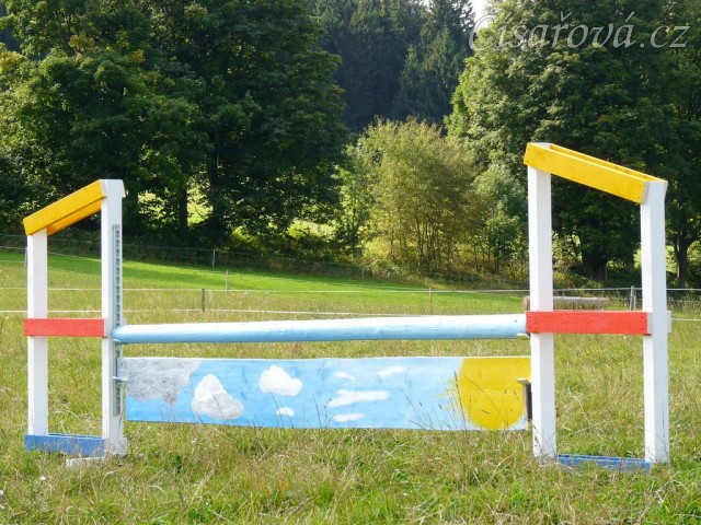 Vyrobili jsme další parkurové stojany a nový profil - z jedné strany den...