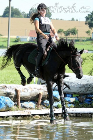 Carthago skáče do vody při crossu v Humpolci, všestrannost ZL