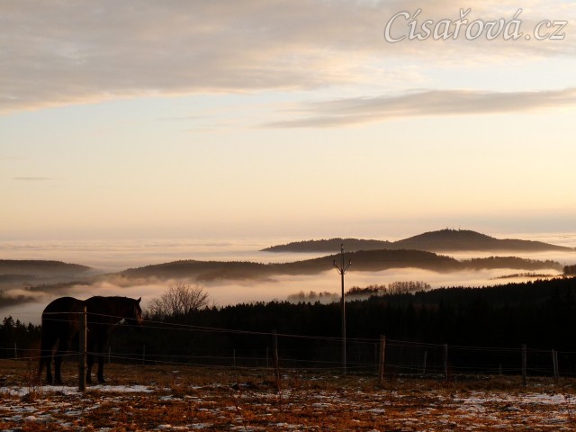 Ranní mlhy v údolí, východ slunce