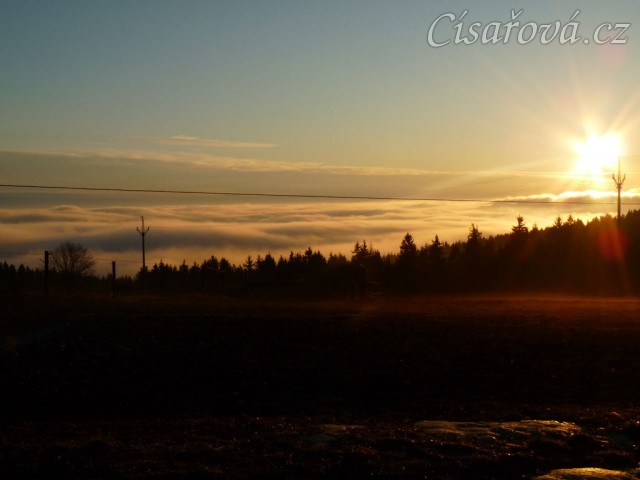 10.3.2012 - Konečně začíná jaro, brzké ráno, koně u senáže