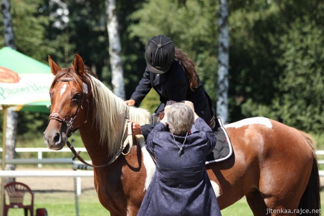 Vikina, dekorování parkuru ZL Klatovy, 3. místo z 80 koní, srpen 2012