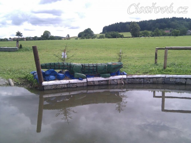 Humpolec, seskok přes krokodýla do vody