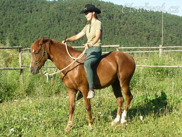 Janek a jedno z jeho prvních vykročení s jezdcem na zádech.