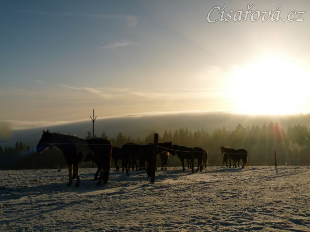 Mlha se valí přes kopce...