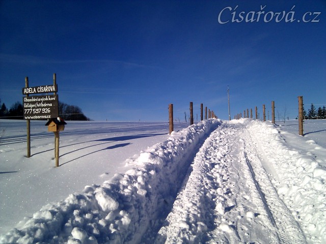 Údržba příjezdové cesty v zimě, je propluženo:-)