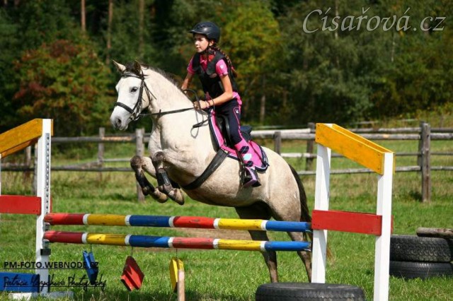 Pětiletá WPBr Alpinhorse Midnight Princess se svou jezdkyní Michaelou Haderkovou