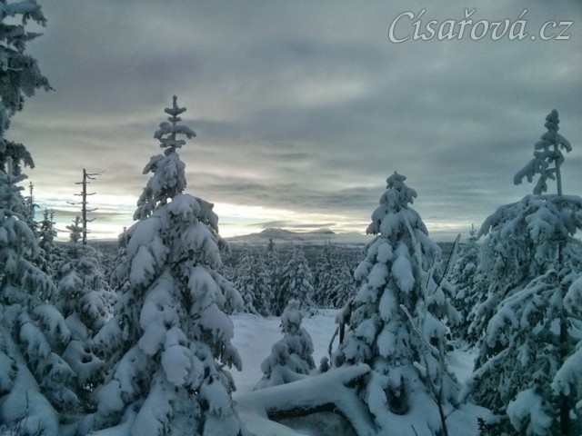 Novoroční vyjížďka, pohled z Oblíku na Ráchel (DE)