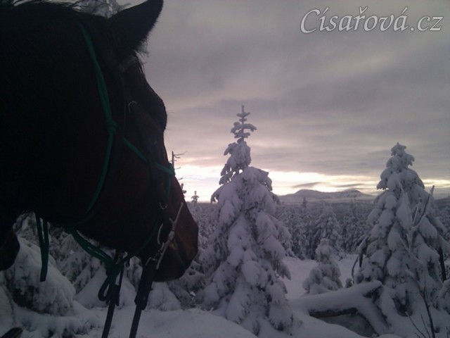Novoroční vyjížďka, pohled z Oblíku na Ráchel (DE)