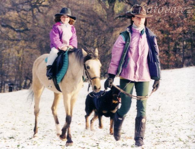 Greisy s Radkou a Adélou v Karlštejně krátce potom, co jsme ji koupili. Radka v té době teprve začínala jezdit.