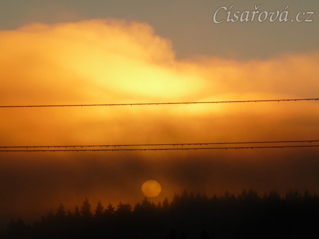 Východ slunce s mlhou