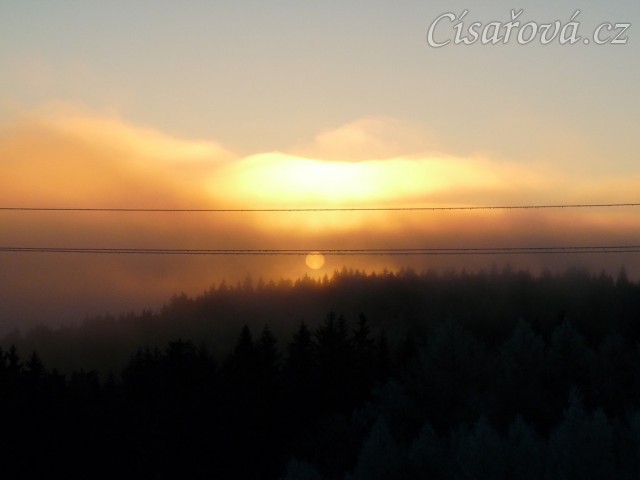 Východ slunce s mlhou