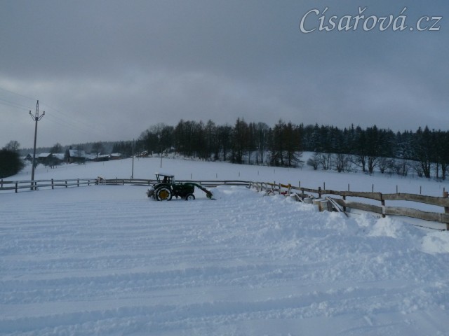 Odklízení závěje z jízdárny 
