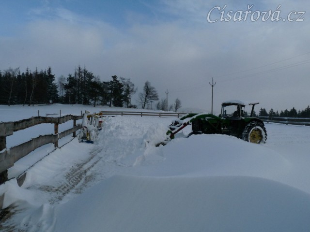 Odklízení závěje z jízdárny 