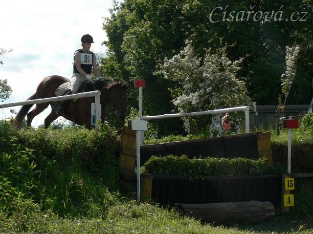 Cross, schody (dva metrové seskoky za sebou)