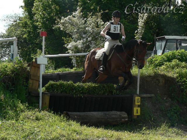 Cross, schody (dva metrové seskoky za sebou)