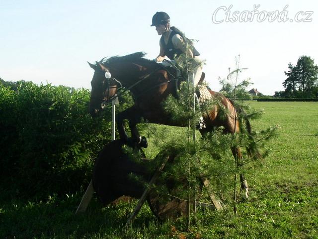 Trénink terénních skoků, skok přes špulku