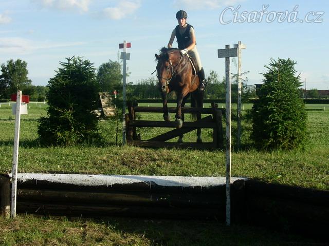 Trénink terénních skoků, skok přes kozu, v popředí je vidět seskok do jámy