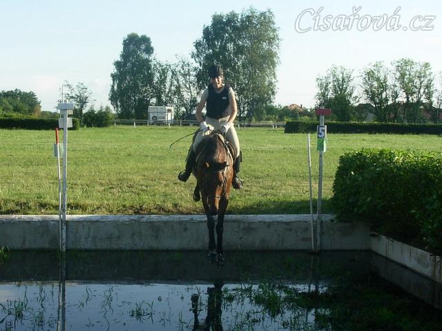 Trénink terénních skoků, seskok do vody