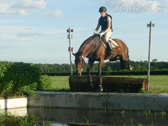 Trénink terénních skoků, seskok do vody přes kládu