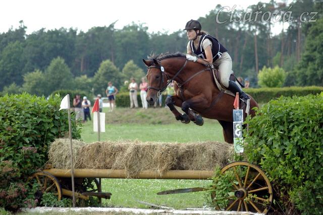Terénní zkouška, skok přes vůz, dvojskok.