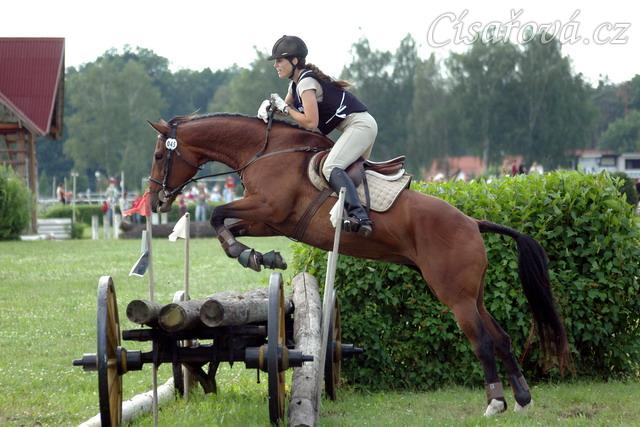 Terénní zkouška, skok přes vůz, dvojskok.