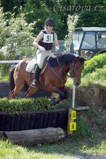 Crossová část, schody: rozfázovaný seskok přes proutěnku.