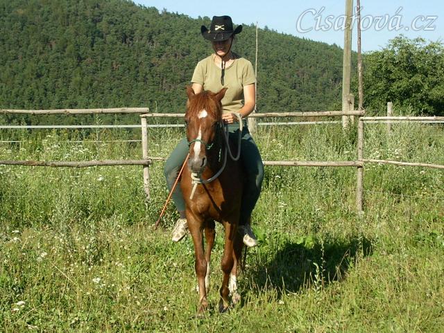 Janek a jedno z jeho prvních vykročení s jezdcem na zádech.